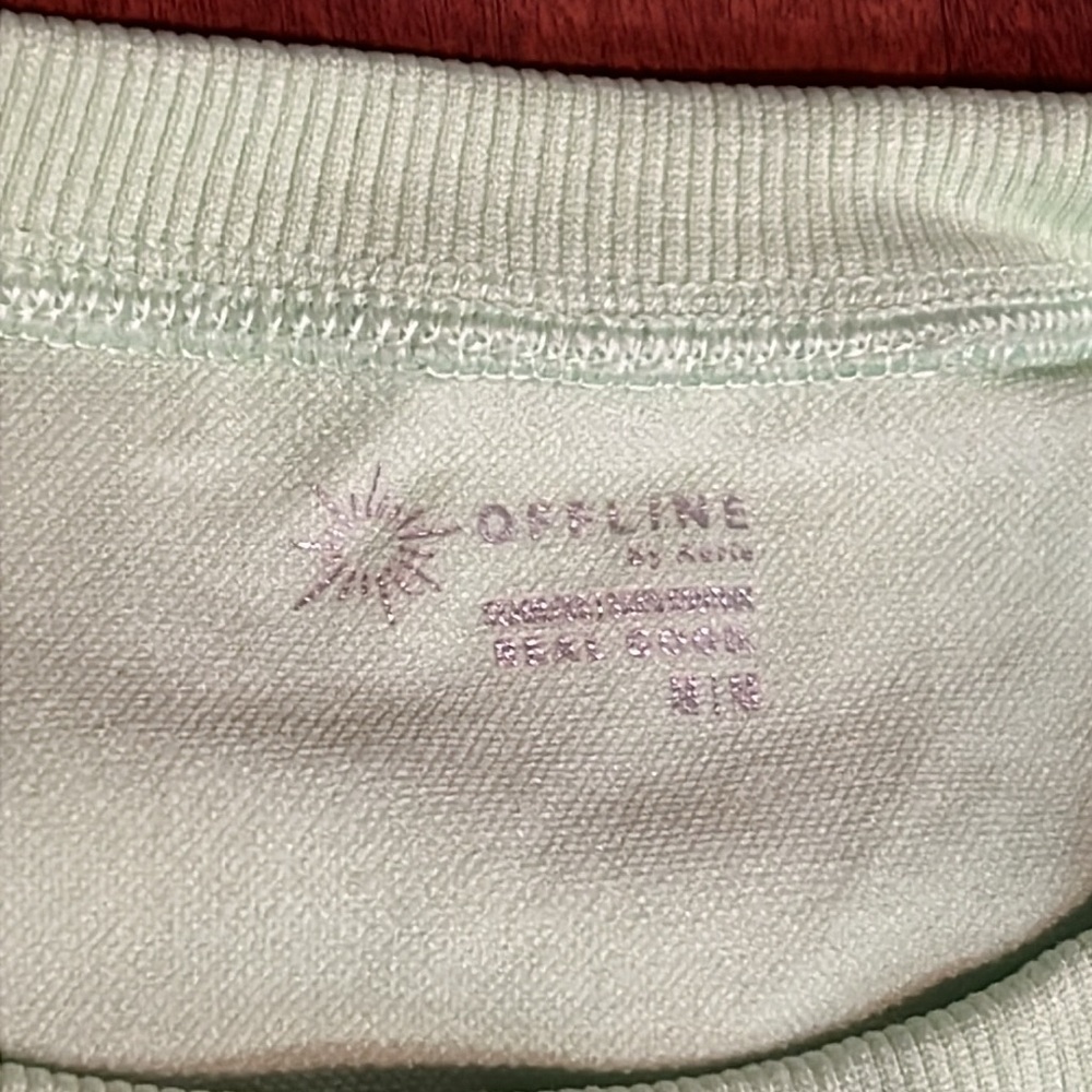 size medium OFFLINE By Aerie Sidewalk Seamless green Cropped T-Shirt - Picture 3 of 3